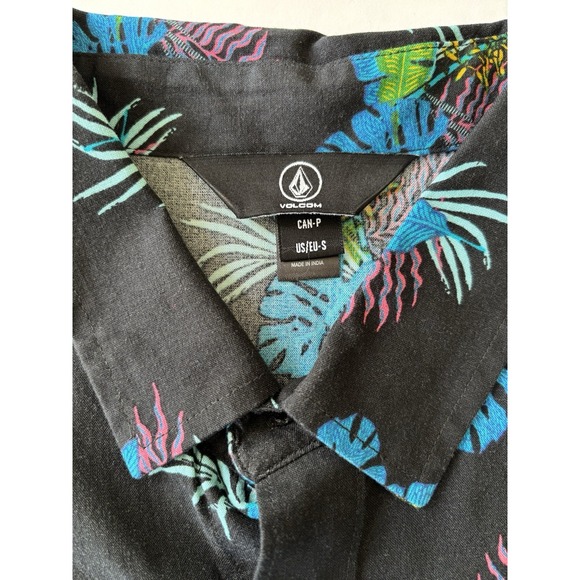 Volcom Shirt Mens Medium- Black W. Blue Feather Leaves Short Sleeve Button Up - Picture 5 of 8